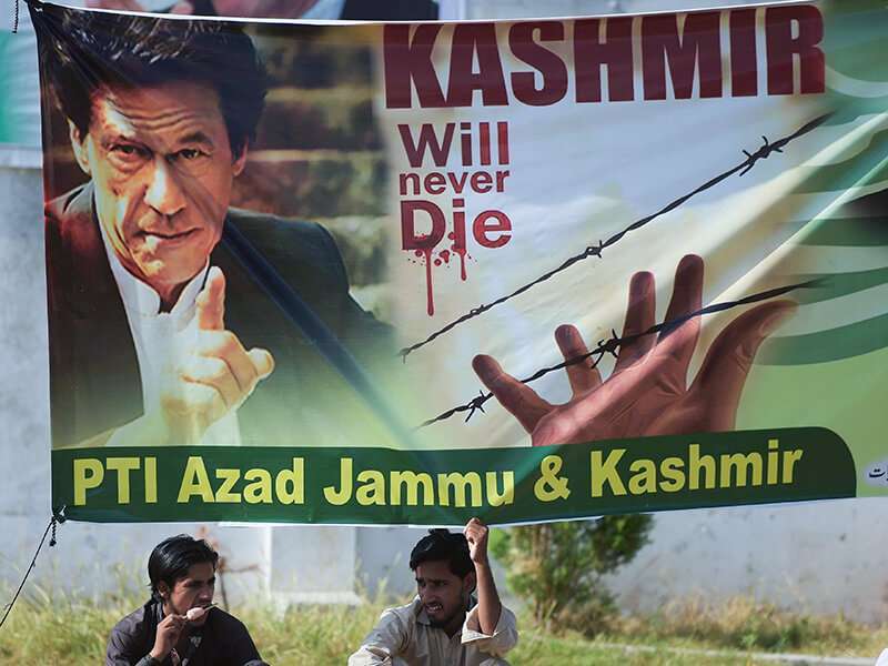 El primer ministro pakistaní Imran Khan calificó de "cobarde" a su homólogo indio Narendra Modi el 13 de septiembre y prometió plantear la decisión de Delhi de despojar a Cachemira india de su autonomía en la Asamblea General de la ONU de la próxima semana