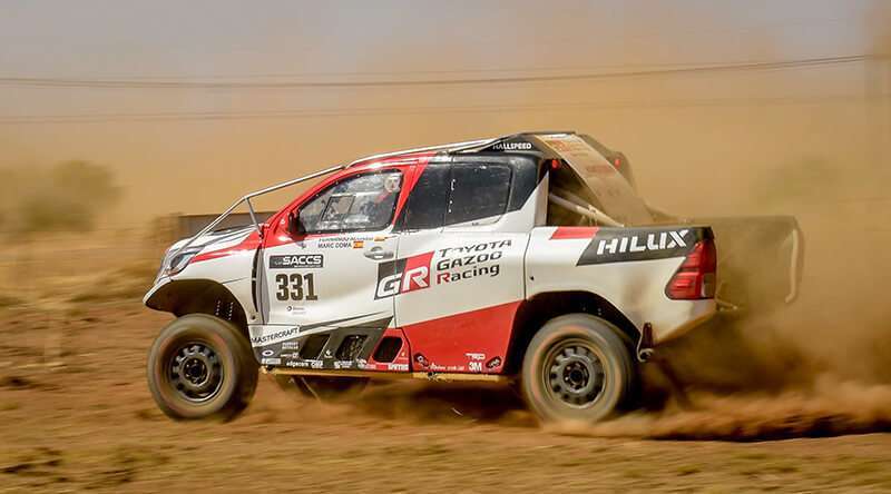 El piloto español Fernando Alonso conduce su Toyota Hilux