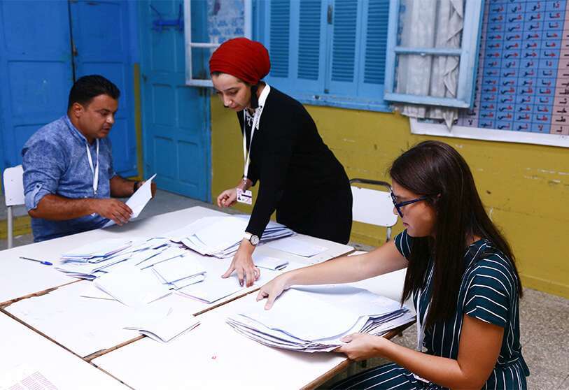 Voluntarios tunecinos cuentan los votos en un colegio electoral en Sousse, al sur de la capital, Túnez, el 15 de septiembre de 2019