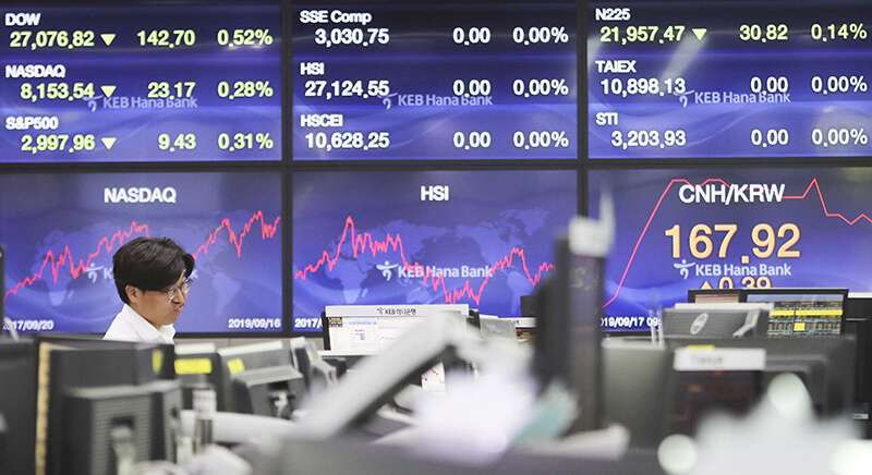 Las acciones fueron en su mayoría más bajas en Asia el martes, después de que un ataque a la mayor planta de procesamiento de petróleo de Arabia Saudí causara que los precios del crudo se dispararan, lo que provocó la venta de aerolíneas y otras industrias dependientes de los combustibles