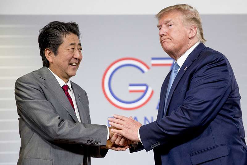 : El presidente de Estados Unidos, Donald Trump, y el primer ministro japonés, Shinzo Abe, se dan la mano tras una conferencia de prensa en la cumbre del G-7 en Biarritz, Francia, para anunciar que Estados Unidos y Japón han acordado en principio un nuevo acuerdo comercial