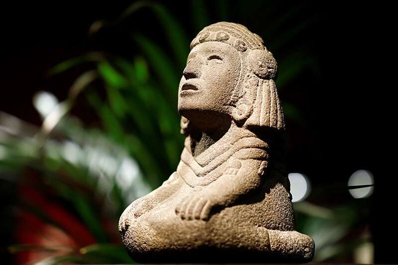 Una figura de piedra arrodillada de la diosa azteca del agua Chalchiuhtlicue, objeto precolombino, es presentada a la prensa en la casa de subastas Drouot en París, Francia, el 18 de septiembre de 2019