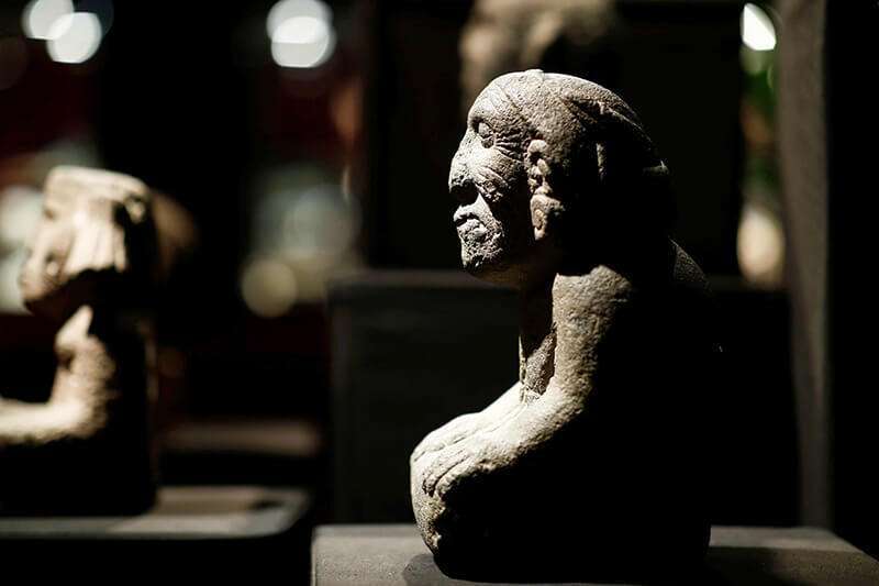 Una figura de piedra arrodillada de la diosa de la fertilidad y la tierra Coatlicue, objeto precolombino, se presenta a la prensa en la casa de subastas Drouot en París, Francia, el 18 de septiembre de 2019