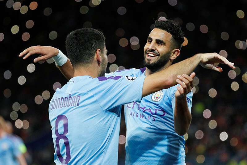 Ilkay Gundogan del Manchester City celebra un gol con Riyad Mahrez