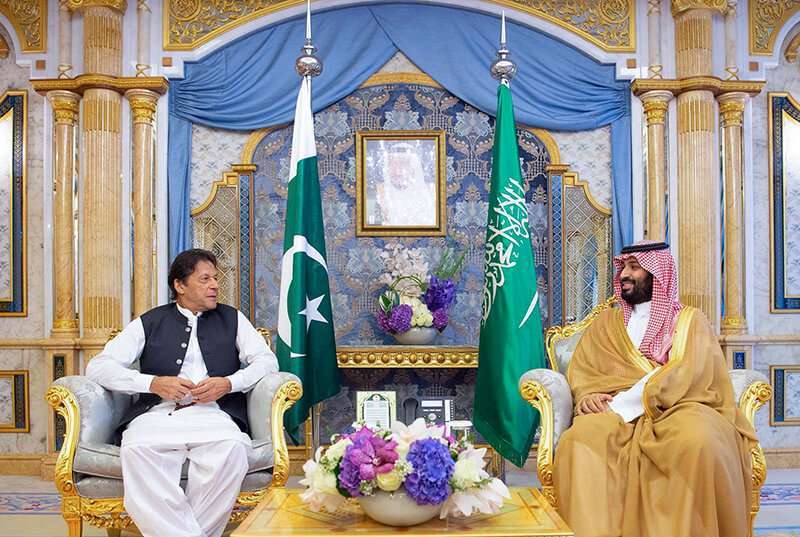 El primer ministro pakistaní, Imran Khan, se reúne con el príncipe heredero saudí, Mohamed bin Salman, en el Palacio Al-Salam