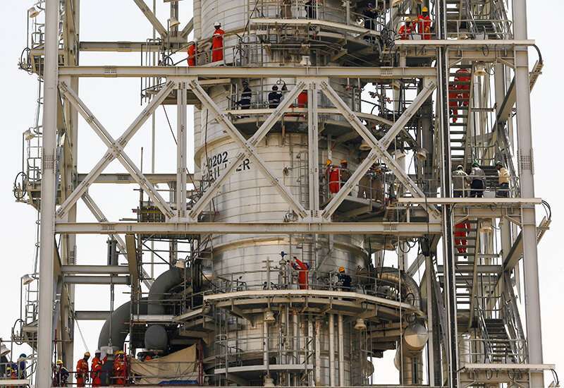 Trabajadores arreglan los daños en el campo petrolero de Aramco en Khurais, Arabia Saudita, el viernes 20 de septiembre de 2019