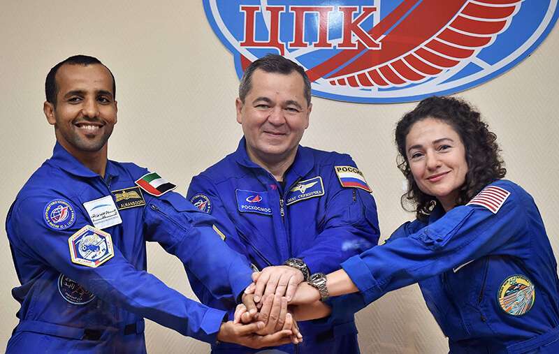 Los astronautas Al-Mansoori, Skripochka y Meir, tripulantes de la nave Soyuz que ha llegado a la Estación Espacial Internacional; el mayor hito en la historia de la exploración espacial de los países árabes