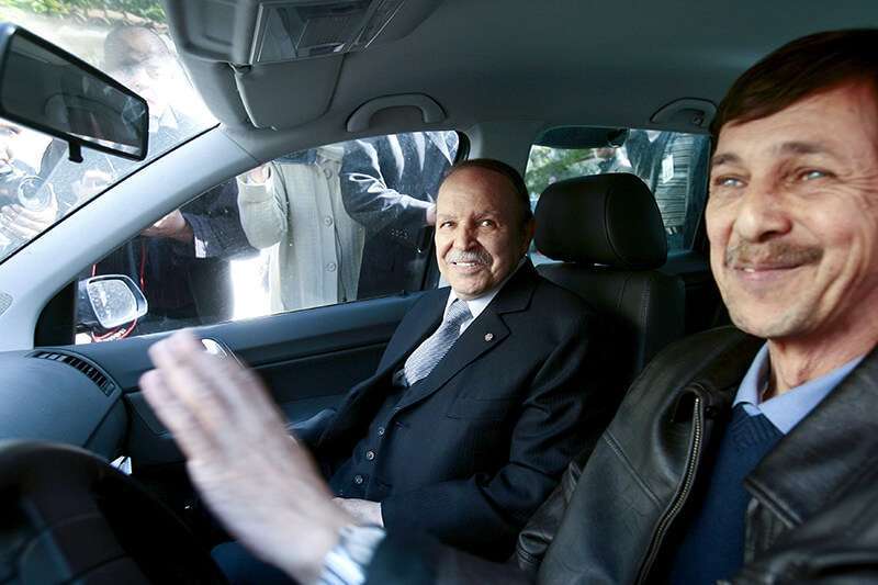 El expresidente de Argelia, Abdelaziz Bouteflika, sonríe acompañado de su hermano Said en una imagen de archivo