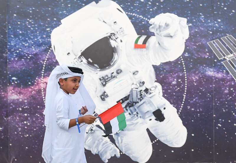 Un niño ondea la bandera nacional de EAU en el Centro Espacial Mohammed Bin Rashid (MBRSC) en Dubái. Incentivar la curiosidad de los más jóvenes es uno de los objetivos del proyecto