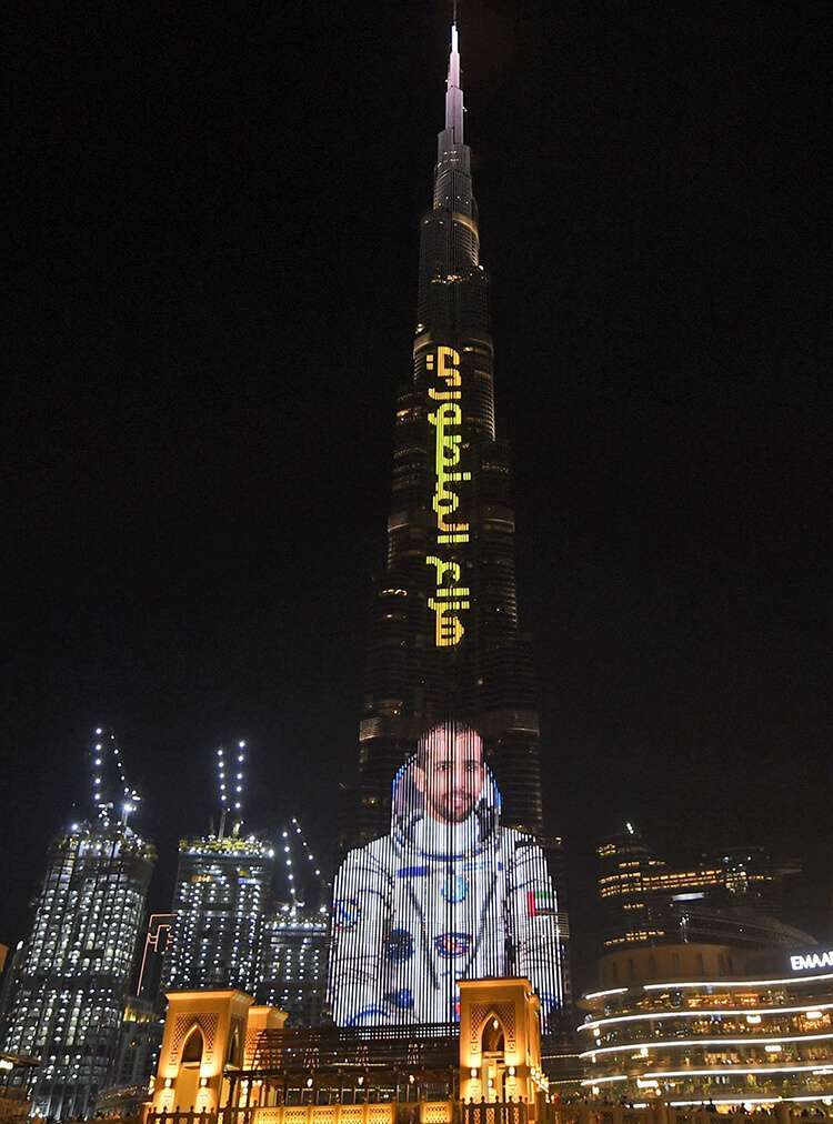 El Burj Khalifa, iluminado en homenaje a Al-Mansoori. Con 828 metros de altura, es el edificio más alto del mundo