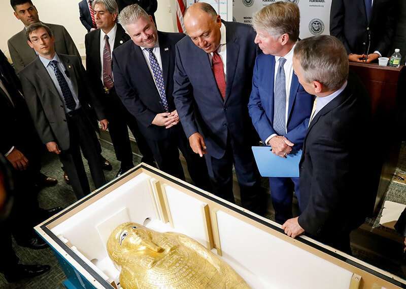 El ministro de Relaciones Exteriores de Egipto, Sameh Shoukry, y el fiscal de distrito de Manhattan, Cyrus R. Vance Jr., examinan el ataúd de oro de Nedjemankh