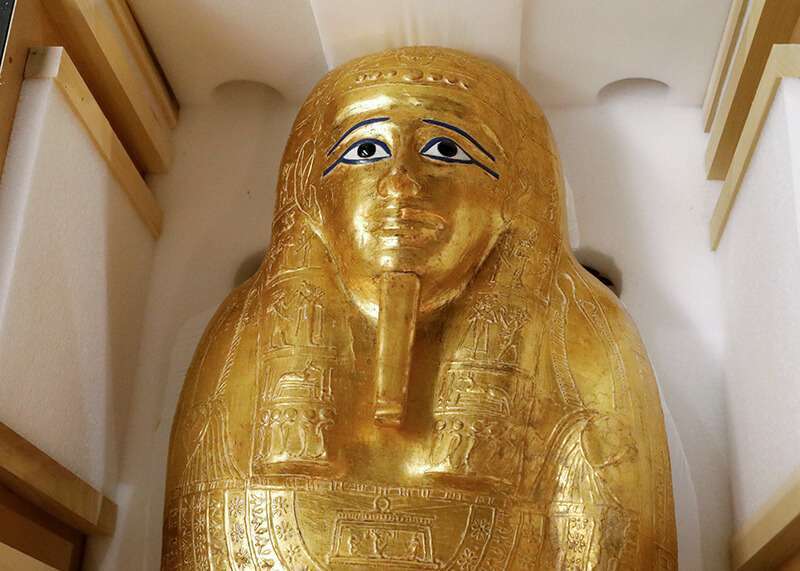 El ataúd de oro de Nedjemankh se exhibe durante una conferencia de prensa para anunciar su regreso al pueblo de Egipto, en la ciudad de Nueva York, Estados Unidos, el 25 de septiembre de 2019