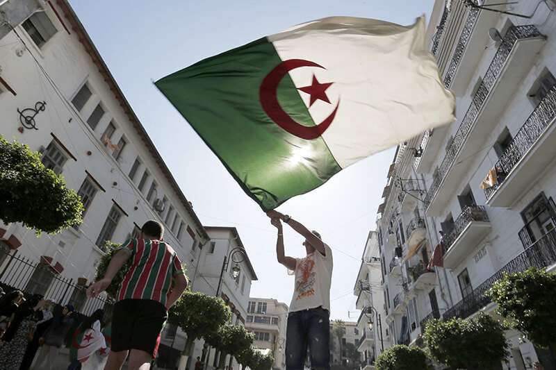 Un hombre ondea la bandera argelina durante una manifestación en Argel, el viernes 27 de septiembre de 2019. Miles de manifestantes salieron a las calles de la capital el viernes, cantando desafiantemente ante la represión de la manifestación del poderoso jefe del ejército del país