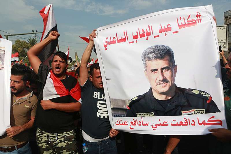 Los manifestantes sostienen un cartel que dice: "todos somos Abdul-Wahab al-Saadi" durante una protesta en Bagdad, Irak, el martes 1 de octubre de 2019. 