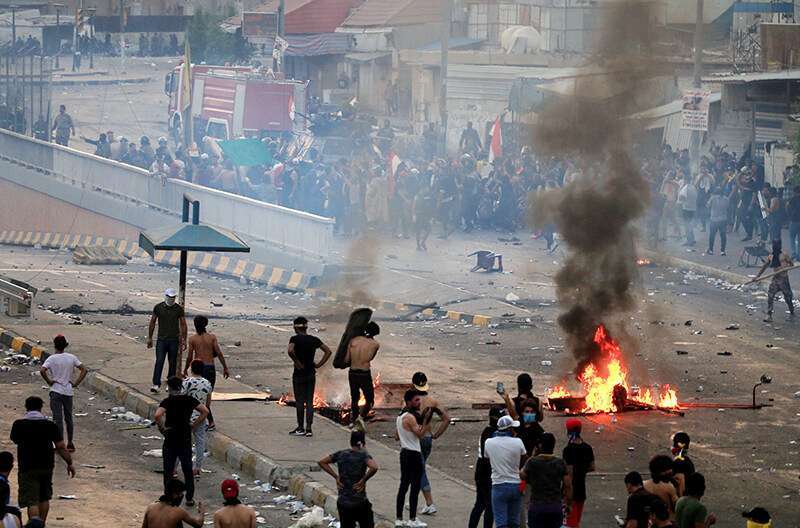 Manifestantes se reúnen mientras participan en una protesta por el desempleo, la corrupción y los servicios públicos deficientes, en Bagdad, Irak, el 2 de octubre de 2019
