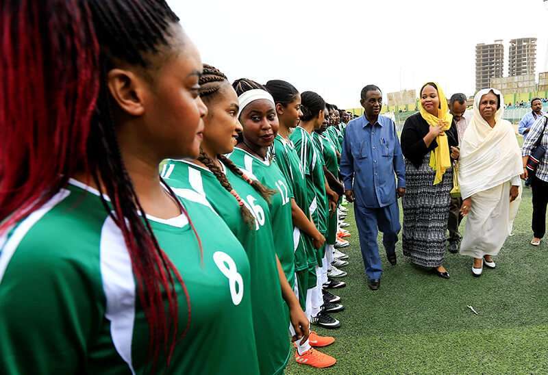 Aisha Musa, miembro del Consejo Soberano de Sudán, y Wala'a Essam al-Boushi, ministra de Juventud y Deportes de Sudán, saludan a las jugadoras antes del primer partido de fútbol de la liga femenina de Sudán en el estadio de Jartum, Sudán, el 30 de septiembre de 2019