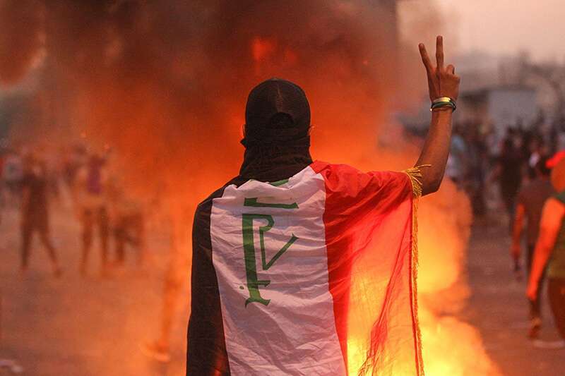Un manifestante iraquí hace un gesto con el signo de la victoria durante una manifestación contra la corrupción del Estado, Bagdad el 2 de octubre de 2019