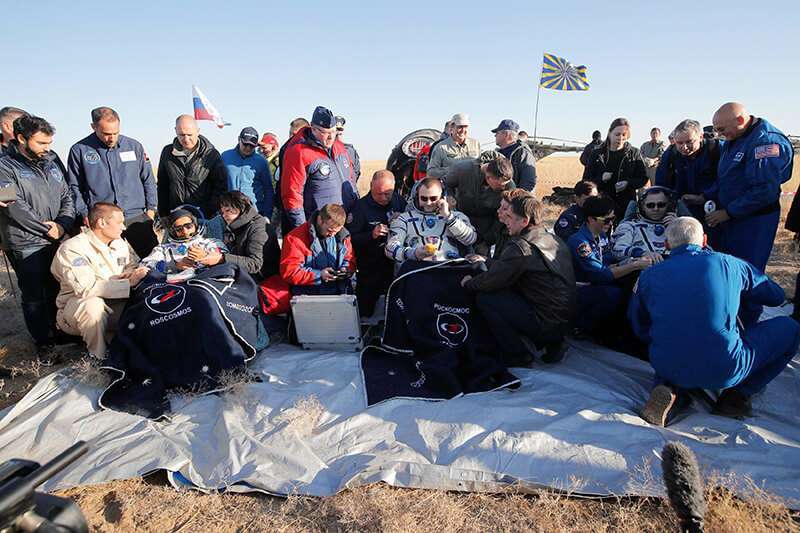 : El astronauta estadounidense Nick Hague (R), el cosmonauta ruso Alexey Ovchinin (C) y el astronauta de Emiratos Árabes Unidos Hazza al-Mansoori