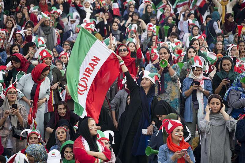Por primera vez desde hace cuatro décadas, se permitió a las mujeres iraníes entrar oficialmente en un estadio de fútbol