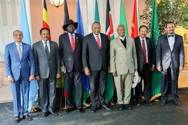 El primer ministro etíope Abiy Ahmed, con el presidente de Kenia Uhuru Kenyatta, el presidente de Sudán del Sur Salva Kiir, el presidente de Somalia Mohamed Abdullahi Mohamed Farmajo, y el presidente de Uganda Yoweri Museveni, en Addis Abeba, Etiopía el 10 de octubre de 2019