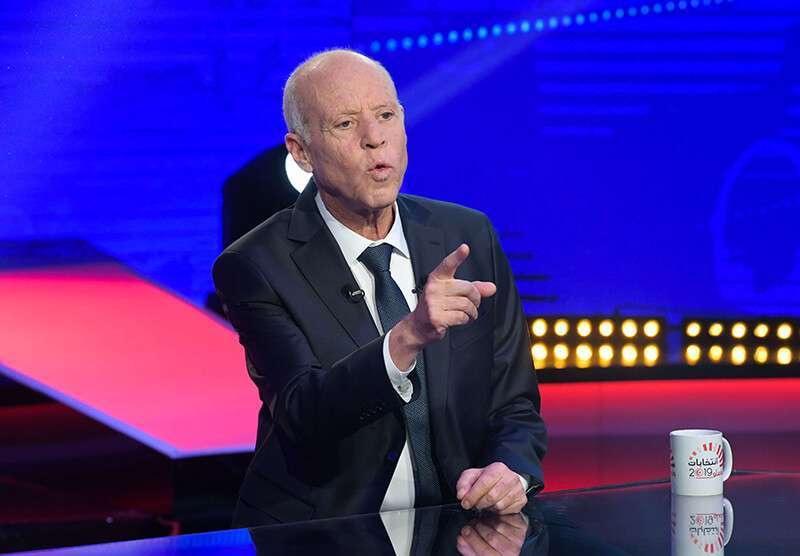 El candidato presidencial de Túnez, Kais Saied, durante un debate contra el magnate de los negocios Nabil Karoui, antes de la segunda vuelta de las elecciones presidenciales del 11 de octubre de 2019 en Túnez