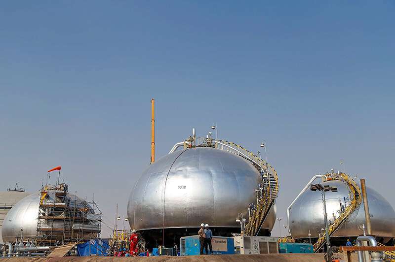 Esferoides en reconstrucción son fotografiados en la planta petrolera Saudi Aramco en Abqaiq, Arabia Saudí, el 12 de octubre de 2019