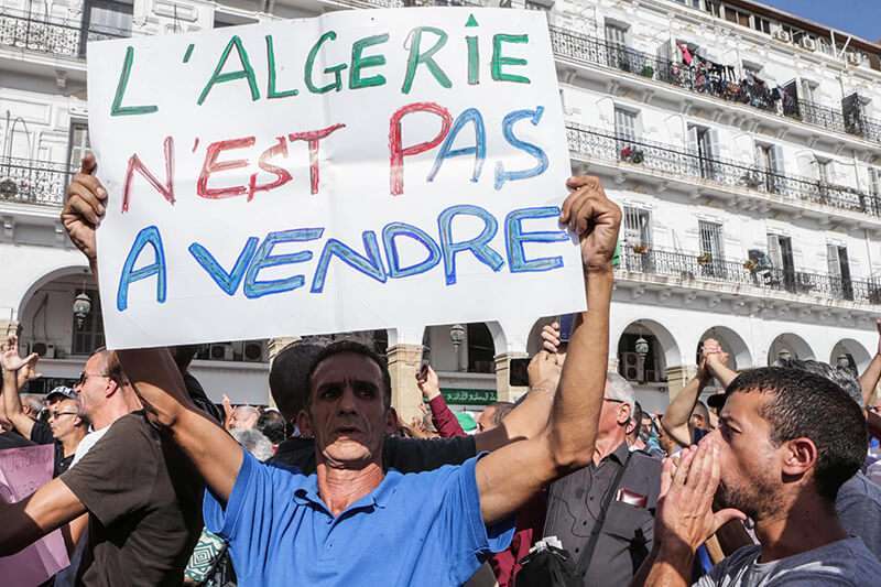 Manifestante porta un cartel de protesta en Argel el pasado día 13