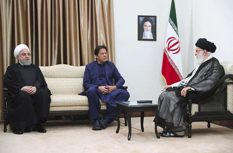 El ayatolá Ali Jamenei, a la derecha, se reúne con el primer ministro pakistaní Imran Khan, en el centro, con el presidente iraní Hassan Rouhani, en Teherán, Irán, el domingo 13 de octubre de 2019