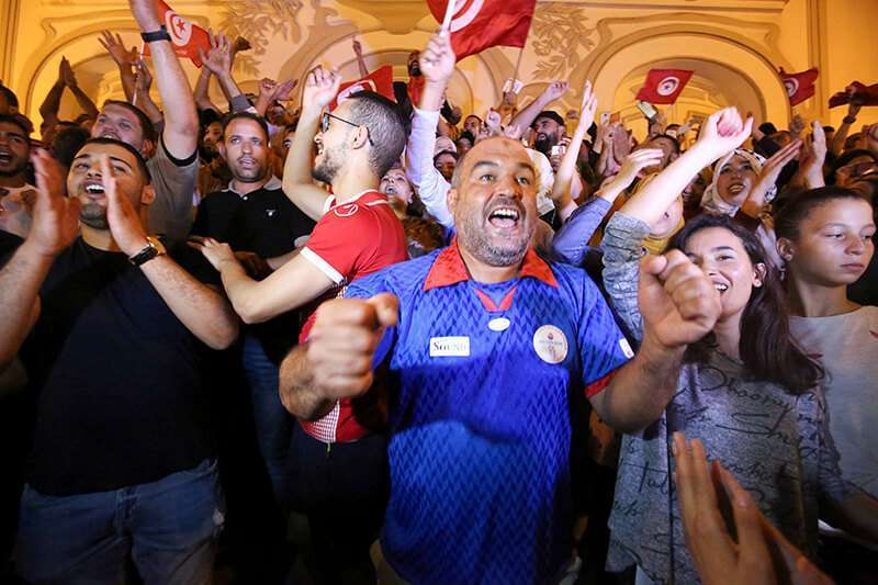 Tunecinos celebran la victoria electoral de Kais Said