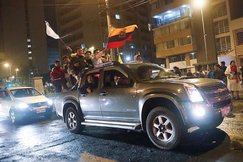 La gente celebra que el Gobierno del presidente ecuatoriano Lenín Moreno acordara derogar un decreto que puso fin a los subsidios a los combustibles en Quito, Ecuador, el 13 de octubre de 2019