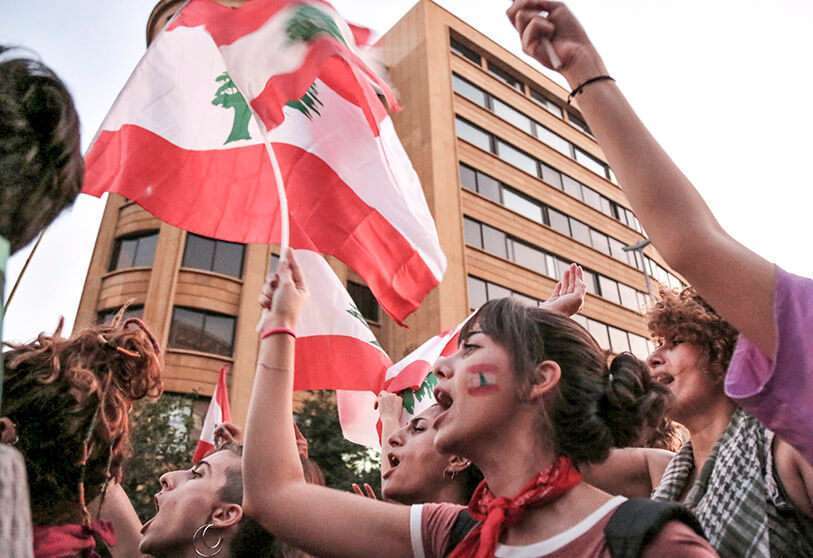 19 de octubre de 2019, Líbano, Beirut: Mujeres gritan consignas y ondean la bandera libanesa durante una manifestación en el centro de Beirut. Por tercer día consecutivo, muchas carreteras que conducen a la capital libanesa siguen cortadas y los manifestantes están tomando las calles para protestar contra la situación económica y pedir la dimisión del gobierno