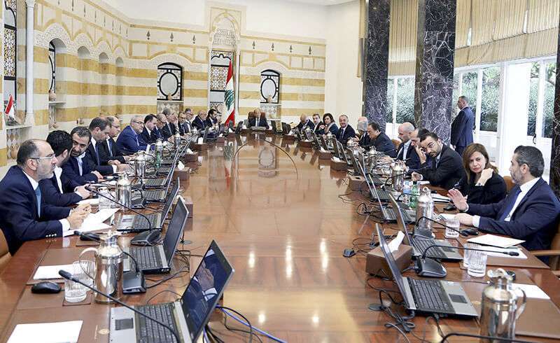 El presidente libanés Michel Aoun, en el centro, encabeza la reunión del gabinete, en el palacio presidencial, en Baabda, al este de Beirut, Líbano, el lunes 21 de octubre de 2019