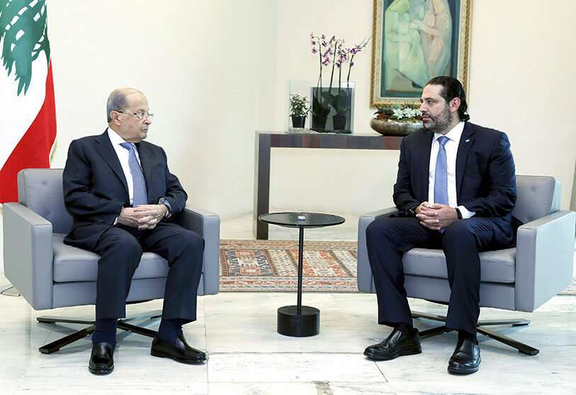 El presidente libanés Michel Aoun, a la izquierda, se reúne con el primer ministro Saad Hariri, antes de una reunión de gabinete, en el palacio presidencial, en Baabda, al este de Beirut, el lunes 21 de octubre de 2019