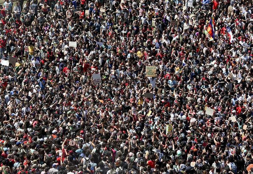 Manifestantes antigubernamentales participan en una protesta en Santiago de Chile, el martes 22 de octubre de 2019. Chile se enfrenta a días de disturbios, provocados por un aumento relativamente menor de las tarifas del metro