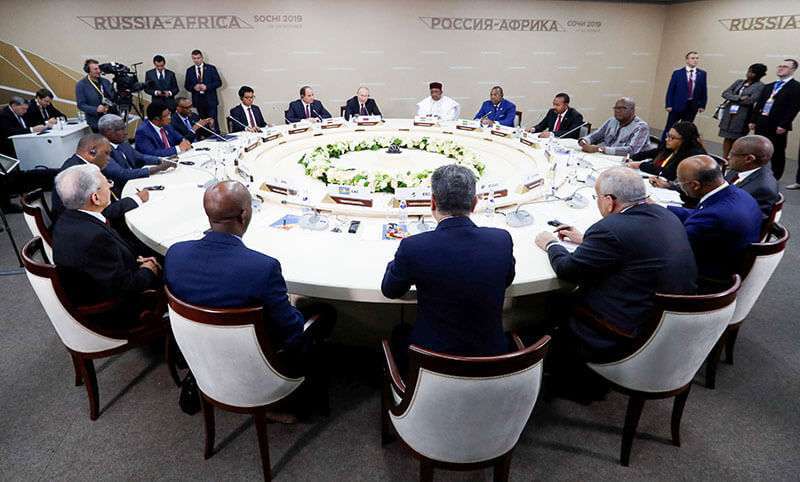 El presidente ruso Vladimir Putin, el presidente egipcio Abdel Fattah el-Sisi y el presidente de Níger Mahamadou Issoufou asisten a un almuerzo de trabajo al que asisten los jefes de las organizaciones regionales africanas al margen de la Cumbre Rusia-África y del Foro Económico en el complejo turístico del Mar Negro de Sochi