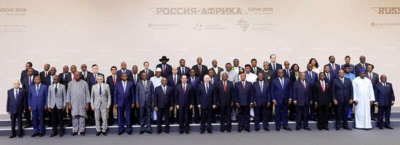 El presidente de Rusia, Vladimir Putin, posa para una foto familiar con los jefes de los países que participan en la Cumbre Rusia-África 2019 en el Parque Sirius de Ciencia y Arte en Sochi, Rusia, el 24 de octubre de 2019