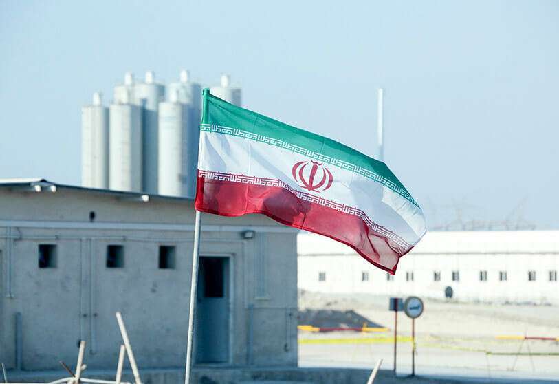 Una foto tomada el 10 de noviembre de 2019 muestra una bandera iraní en la central nuclear de Bushehr