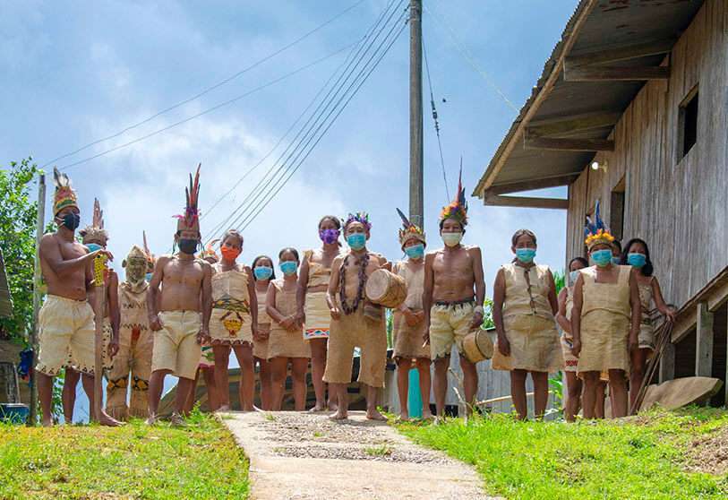 Le peuple indigène Tikuna de Colombie pose avec un masque au milieu des inquiétudes concernant le coronavirus COVID-19, à Leticia, dans le département d'Amazonas, en Colombie