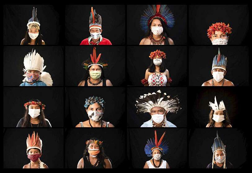 Des indigènes de différents groupes ethniques posent pour des portraits en costume tribal traditionnel et avec des masques de visage dans le contexte de la propagation du nouveau coronavirus à Manaus, au Brésil