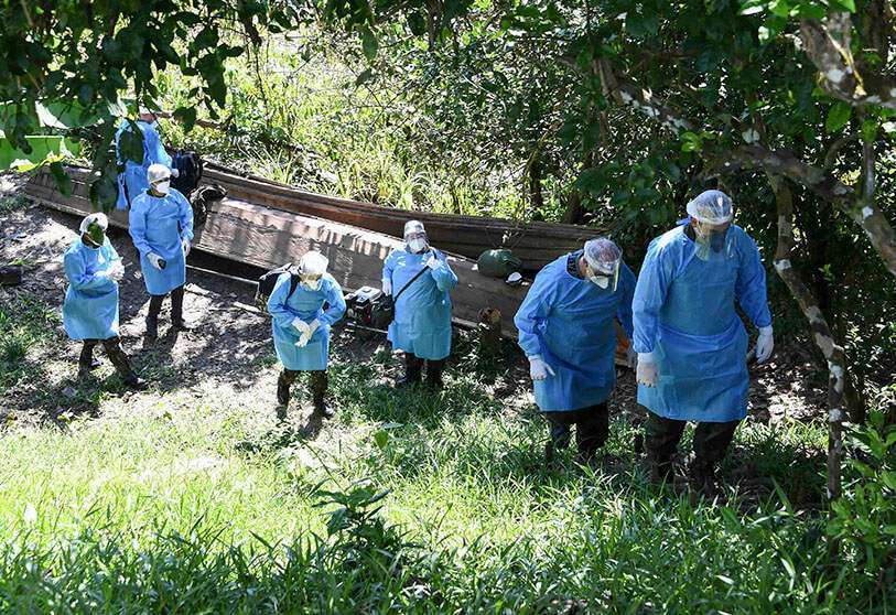L'équipe médicale des forces armées brésiliennes arrive dans la ville de Cruzeirinho, près de Palmeiras do Javari, dans l'État d'Amazonas, au nord du Brésil, le 18 juin 2020, pour aider la population indigène en pleine pandémie de COVID-19