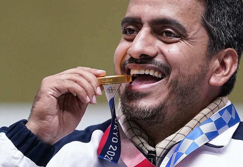 Javad Foroughi, de Irán, después de ganar la medalla de oro en la pistola de aire masculino de 10 metros en el campo de tiro de Asaka en los Juegos Olímpicos de Verano 2020, el sábado 24 de julio de 2021, en Tokio, Japón