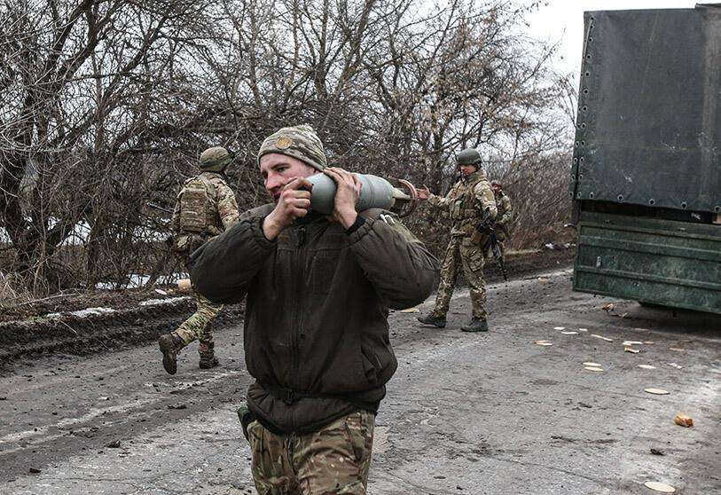 atalayar-afp-ucrania-soldados-ucranianos-en-la-defensa-contra-rusia-guerra