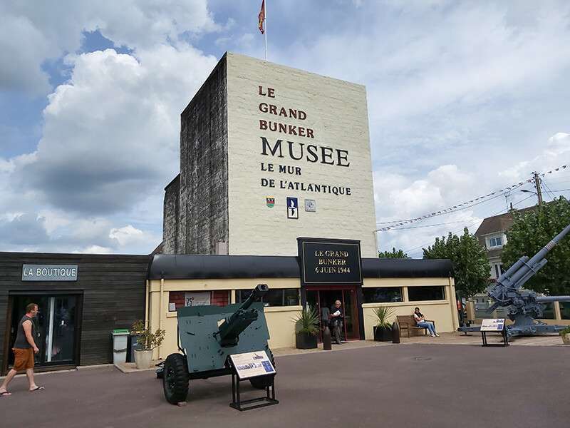 : El gran búnker de Rommel acoge hoy el Museo del Muro del Atlántico, donde se explica la historia de este sistema de fortificaciones y de la Organización Todt, encargada de edificarlo