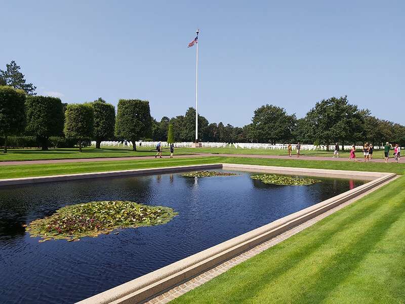 Una estampa más propia de Washington D.C. que del norte de Francia. Así se ve el cementerio desde el memorial que lo precede