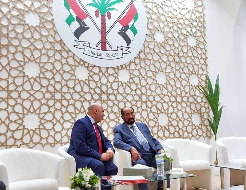 El emir Sultan bin-Mohammed al-Qasimi (der.) posa junto al embajador Majid al-Suwaidi (izq.). La cultura ha sido la gran apuesta política de Sharjah