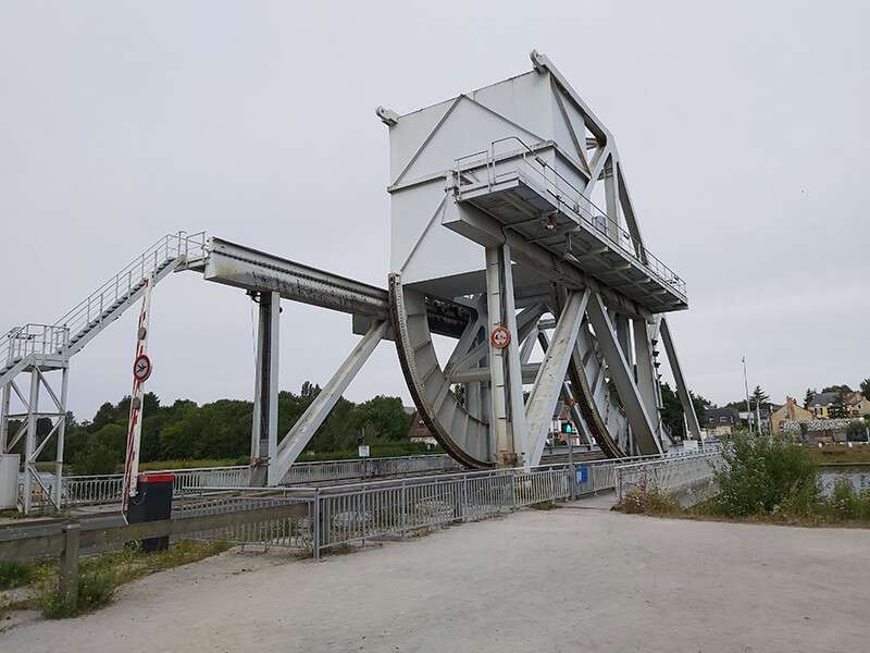 El puente por el que discurre hoy el tráfico es una copia del Pegasus Bridge original, expuesto en el museo Pegasus Memorial