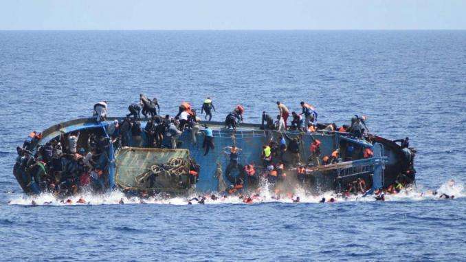 Momento en que vuelca la embarcación frente a las costas de Mauritania