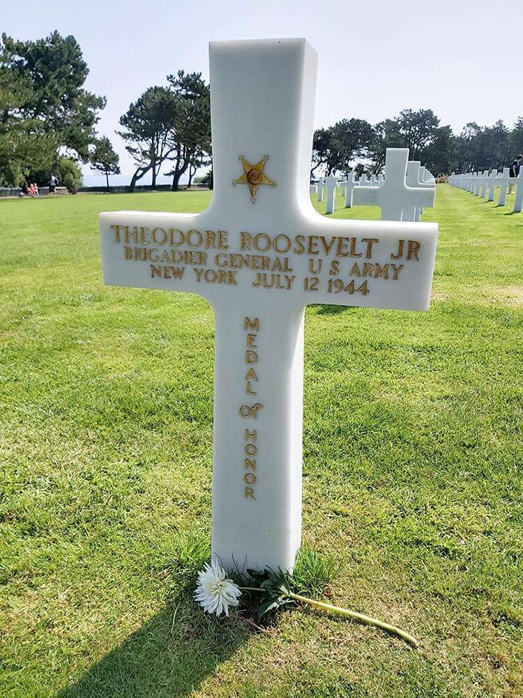 Theodore Roosevelt Jr. Falleció en julio de 1944 de un infarto. A pesar de su deficiente condición física, lideró el asalto estadounidense sobre la playa de Utah