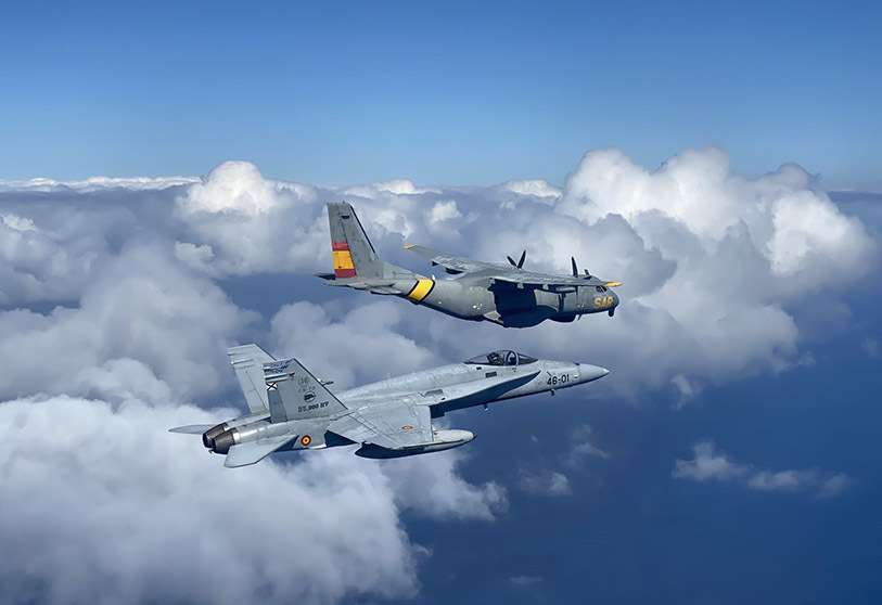 Un F-18 Hornet del Ala 46 vuela en formación junto a un CN-235 D4 del Grupo 82 SAR PHOTO/ Ejército del Aire Ministerio de Defensa España