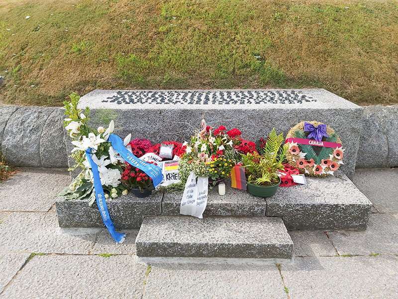 El altar central de La Cambe, adornado con ofrendas